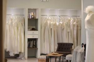 שמלות כלה תלויות על וו בסטודיו של הלנה קולן